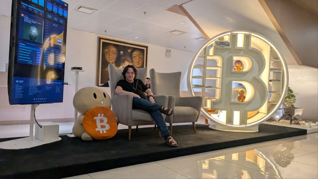 Bukele's Futuristic BINAES Library Blends Books, Bitcoin, and Family Play in Revitalized Capital